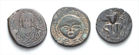 BYZANZ. 
ALLGEMEIN. 13 AE-Folles: 6.-13. Jahrh. Iustinian I. AE-30mm und Halbfollis Konstantinopel, Mauricius Tiberius Jahr 10 und Jahr 14 Antiochia,...