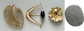 GOLDSCHMUCK. 
Goldschmuck. 
Lot Filigranes Lindenblatt 333 fein 3,29g, Blütenblatt mit Perle 585fein, 3,85g, bogenförmige Brosche mit Stein 585fein ...