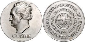 Deutsche Ausgaben bis 1945. 
Deutsches Reich. Ehrenpreis des Reichspräsidenten im Goethe-Gedenkjahr 1932, v. Rudolf Bosselt, Bronzeguss versilbert, 7...
