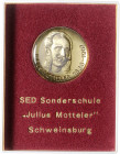 Ausgaben der DDR. 
Parteien. 
SED. Ehrengabe der SED-Sonderschule "Julius Motteler" Schweinsburg (b. Zwickau) o.J., einseit. Porträtplakette, Buntme...