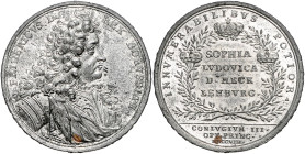 Deutsche Medaillen. 
Brandenburg-Preußen. 
Friedrich I. 1701-1713. Zinnmed. mit Kupferstift 1708, von G. Hautsch, auf seine Vermählung mit Sophie Lu...