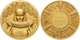Medaillen auf Landwirtschaft, Gartenbau, Fischerei u. Bienen. 
Frankreich. Vergoldete Bronzemed. 1934, v. Robert Cochet (1903-1988), auf den Tag der ...