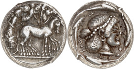 GRÈCE ANTIQUE
Sicile, Syracuse, Hiéron Ier (477-466 av. J.-C.). Tétradrachme ND (475-470 av. J.-C.), Syracuse.
Av. Quadrige au pas à droite, dirigé ...