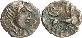 GAULE
Armorique / Osismes. Petit billon armoricain à la rouelle ND (milieu du Ier siècle avant J.-C.).
Av. Tête casquée à droite, la chevelure reten...