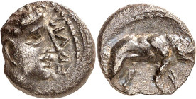 GAULE
Éduens. Quinaire à l’ours et légende EDVIS / ORGETIRIX, classe I ND (c.52 av. J.-C.).
Av. EDVIS. Tête à droite, aux cheveux bouclés (Diane). ...