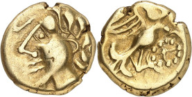 GAULE
Carnutes. Hémistatère à l’aigle, joue lisse et rosace ND (Ier s. av. J.-C.).
Av. Profil non lauré, stylisé, à gauche, au nez proéminent. Les m...