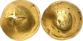 GAULE
Sénons. Statère globulaire à la croix ND (100-50 av. J.-C.).
Av. Flan bombé avec une croix au centre. 
Rv. Flan bombé, lisse sans aucun motif...