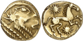 GAULE
Bellovaques. Statère d’or à l’astre et au cheval à droite ND (50-30 av. J.-C.).
Av. Élément de profil stylisé à droite, une esse devant la bou...