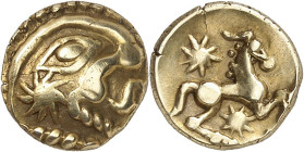 GAULE
Bellovaques. Quart de statère d’or à l’astre et au cheval à droite ND (50-30 av. J.-C.).
Av. Éléments de profil à droite dont le nez occupe un...