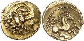 GAULE
Bellovaques. Quart de statère d’or à l’astre et au cheval à droite ND (50-30 av. J.-C.).
Av. Élément de profil stylisé à droite, une esse deva...