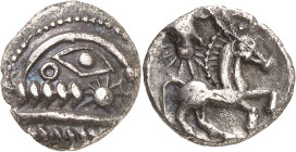 GAULE
Bellovaques. Quart de statère d’argent à l’astre et au cheval à droite ND (50-30 av. J.-C.).
Av. Élément de profil stylisé à droite, un petit ...