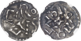 FRANCE / CAROLINGIENS
Charlemagne (768-814). Denier, 2e type de Melle ND (768-781), Melle.
NGC AU 50 (5788890-022).
Av. En deux lignes : CARO / LVS...