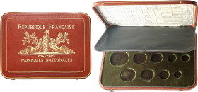 FRANCE
IIIe République (1870-1940). Coffret d’origine, Monnaies nationales (1, 2, 5, 10 centimes bronze ; 20 et 50 centimes, 1, 2 et 5 francs argent ...