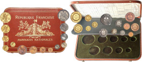 FRANCE
IIIe République (1870-1940). FACULTÉ DE RÉUNION : Coffret d’origine, Monnaies nationales comprenant les 1, 2, 5, 10 centimes bronze ; 20 et 50...