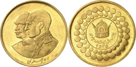 IRAN
Mohammad Reza Pahlavi (1941-1979). 10 pahlavi Or, 50e anniversaire de règne des Pahlavi MS 2535 (1976), Téhéran.
PCGS MS64 (45859654).
Av. Bus...