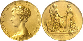 PAYS-BAS
Wilhelmine (1890-1948). Médaille d’Or, prestation de serment (début du règne personnel) à Amsterdam, par Bart van Hoven et Begeer 1898, Utre...
