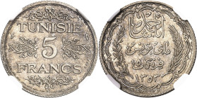 TUNISIE
Ahmed, Bey (1929-1942). Essai de 5 francs avec différents et double filet AH 1353 (1934), Paris.
NGC MS 65 (5883334-019).
Av. Entre quatre ...