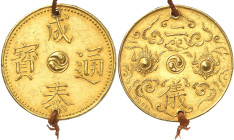 VIÊT-NAM
Annam, Thành Thái (1889-1907). 4 tiên Or ou monnaie Nhi Nghi aux deux perles flamboyantes, par Pierre ND (1889-1907), Hué.
Av. Thành Thái t...