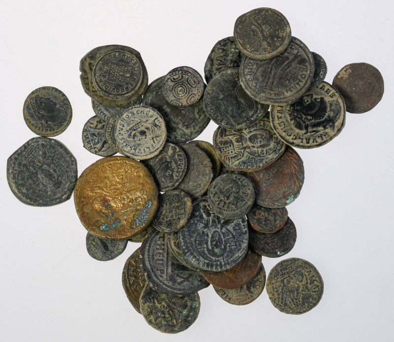 Byzanz Lots und Sammlungen
 39 Bronzemünzen, überwiegend spätantik und byzantin...