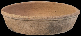 Antike Objekte
 Teller mit hohem Rand aus hellbräunlichem Ton, kleiner Sprung und geringe Fehlstellen am Rand, Höhe ca. 4,5 cm, Durchmesser max. ca. ...