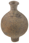 Antike Objekte
 kleine Vase aus graubraunem Ton, H ca. 12 cm, Ø ca. 8 cm, kleine Kerbe am Rand