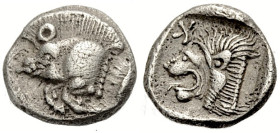 Mysien. 
Kyzikos. 
Obol, ca. 525-475 v. Chr. Eberprotome n.l., darunter Thunfisch. Rv. Löwenkopf, darüber K (retrograd), in einem flachen Quadratum ...