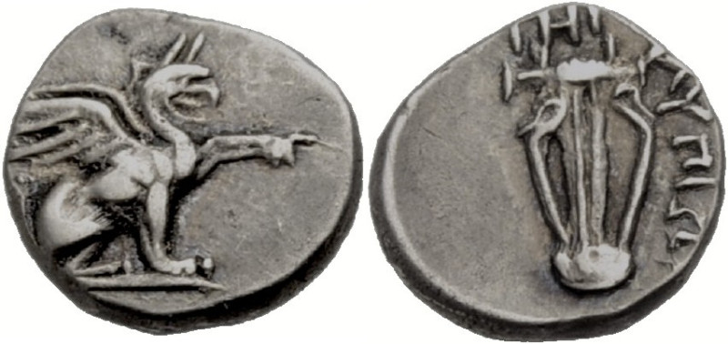 Ionien. 
Teos. 
Diobol, 320-294 v. Chr. Greif n. r. sitzend mit aufgehobener V...