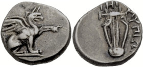 Ionien. 
Teos. 
Diobol, 320-294 v. Chr. Greif n. r. sitzend mit aufgehobener Vordertatze. Rv. Kithara, Beamtername (A)LUPIW(N). 0,89 g. SNG Kayhan 6...