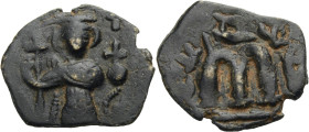 Constans II., 641-668. Bronze Follis. Der Kaiser frontal stehend, Kreuz und Globus haltend. Rv. Großes M, etwas verwilderte Inschrift. Mögliche arabis...