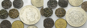 Bhutan. 
LOT. 12 Münzen. 1/2 Rupie (Deb), KM # 4.2 x1, KM # 7.1 x 3, KM # 7.2 x1, KM # 14 var. -DORJI WANGCHUK, 3 Ngultrum, 1979, KM # 50; 1 Pice o. ...