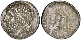 Epirus
Pyrrhus, 297-272 avant J. C.
Tetradrachme, AG 16.82 g.
Avers : Tête de Zeus avec couronne de feuilles de chêne à gauche, monogramme en bas.
Rev...