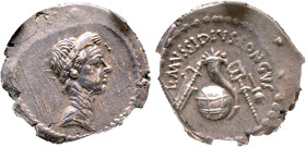 Julius Caesar 
Denarius avec Mussidius Longus, Rome, 42 avant J.C., AG 4.15 g. Avers : Tête laurée de C. Julius Caesar à droite
Revers : L. MUSSIDIUS ...