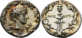 Augustus 27 avant J.C. 14 AD
Denarius, atelier incertain, 12 avant JC, AG 3.72 g.
Avers : CA ES AR. Tête de Gaius dans une couronne de chêne. Revers :...