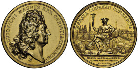 Louis XIV 1643-1715
Médaille en or Chambre de commerce de Rouen, 1703 , AU 71.72 g. 41 mm
Avers : LVDOVICUS MAGNUS REX CHRISTIANISSIMUS Tête à droite
...
