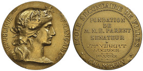 Troisième République 1870-1940
Médaille en or République Française, 1900, AU 13.28 g. 24.5 mm
Avers : REPUBLIQUE FRANCAISE
Revers : ECOLE SECONDAIRE D...