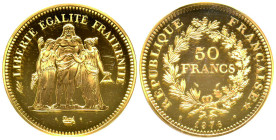 Piéfort en or de 50 Francs Hercule, 1978, AU 102 g. 920‰ 41 mm tranche en relief
Ref : GEM 223.P2
Conservation : NGC PROOF 64 ULTRA CAMEO
Quantité: 15...