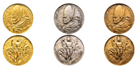 Série de trois médailles en or argent et bronze, 1993, AN XIX, AU 59.53 g. 44 mm Opus Federico Severino Avers : IOANNES PAVLVS II PONT MAX ANNO XIX Bu...
