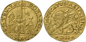 Leonardo Donà doge XC, 1606-1612. Doppio ducato, AV 4,28 g. S M VEN LEON DONATO – DVX S. Marco nimbato, seduto in trono a s., porge il vessillo al dog...