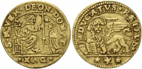 Leonardo Donà doge XC, 1606-1612. Ducato, AV 2,09 g. S M VEN LEON DONAT – DVX S. Marco nimbato, seduto in trono a s., porge il vessillo al doge genufl...
