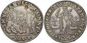 Leonardo Donà doge XC, 1606-1612. Ducato da 124 soldi, AR 27,91 g. S M VENET LEON DONAT – DVX Il Leone alato, a s., volto di fronte e con la zampa ant...