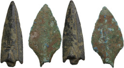 Lot of two arrow heads, one with engravings. 36x19 mm and 38x13 mm.