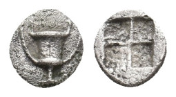 CYCLADES. Naxos. (Circa 520/15-490/70 BC). AR Tetartemorion.
Obv: Kantharos.
Rev: Quadripartite incuse square.
HGC 6, 627 (ivy leaf above kantharos...