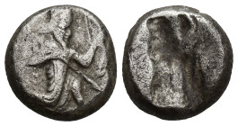 Kings of Persia (Achaemenids). AR Siglos (15mm, 5.7 g), c. 450-400 BC. Obv. The Great King, bearded, in "Knielauf" to right, holding bow and spear. Re...