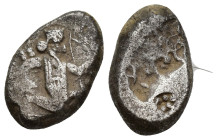 Great Kings of Persia. Darios II or Arteaxerxes III AR Siglos. (18mm, 5.6 g) Sardis c. 420-350. Persian king kneeling-running r., holding dagger and b...
