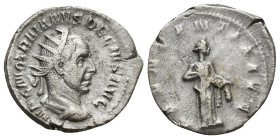 TRAJAN DECIUS. Antoninian. (Ar, 20mm, 3.6 g). 249-251 AD Rome. Anv: Radiated and draped bust of Trajan Decius on the right, around legend: IMP CMQ TRA...