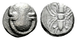 Boeotia. Obol. 400-375 a.C. Mycalessos. (Hgc-4 var). Anv.: Boeotian shield. Rev.: Ornate thunderbolt. Ag. 0,77 g. Rare. Choice VF. Est...80,00. 

Sp...