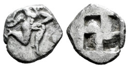 Thrace Islands. Thasos. Diobol. 500-463 a.C. (Sng Cop-191/4 Lete in Macedon). Anv.: Satyr running right. Rev.: Quadripartite incuse square. Ag. 0,99 g...