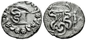 Lydia. Cistophorus. 166-167 a.C. (Bmc-44-48). (Sng Cop-662). Anv.: Cista mystica with serpent; all within ivy wreath. Rev.: Arch with 2 snakes, ΠTOΛ a...