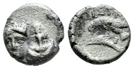 Moesia. Istros. Trihemiobol. Siglo IV a.C. (SNG Stancomb-143). (Hgc-3.2, 1807/8). Anv.: Two young male heads facing, right head inverted. Rev.: IΣTPI ...