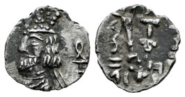 Kings of Persis. Artaxerxes II. Obol. Siglo I a.C. (Alram-578). Anv.: Bearded bust left, wearing diadem and mural crown; monogram behind. Rev.: King s...